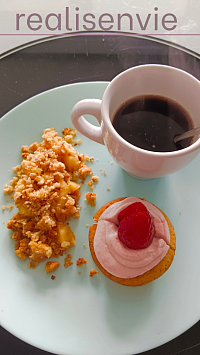 Café gourmand  crumble pomme et cup cake fraise